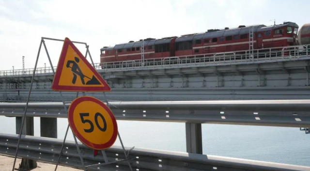 Восстановить движение грузового транспорта по Крымскому мосту планируется до вечера 15 октября