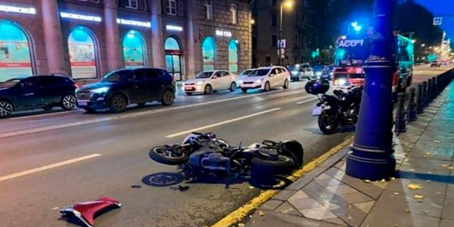 Четверо пешеходов пострадали в Петербурге от наезда мотоциклиста