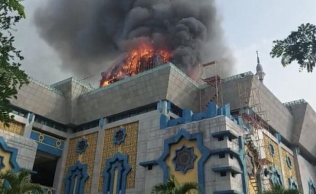 В результате пожара в мечети в Индонезии произошло обрушение купола