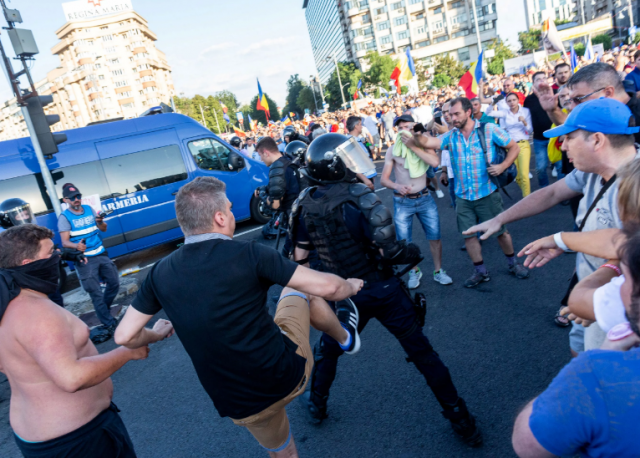 Жители Румынии устроили протесты из-за военной помощи Украине