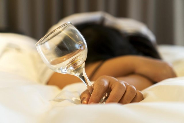 Наркологи рассказали, почему употреблять алкоголь перед сном вредно