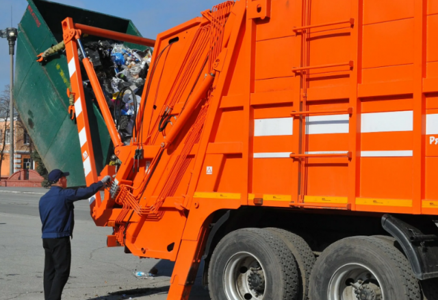 В Калининградской области мужчина скончался, попав под колёса мусоровоза