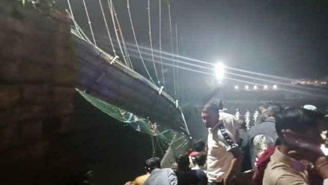 40 человек скончались в Индии в результате обрушения моста
