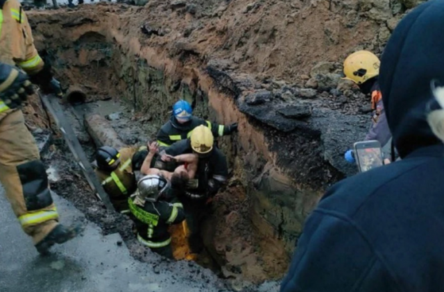 В канализационной трубе аэропорта Пулкова застрял пассажир без одежды