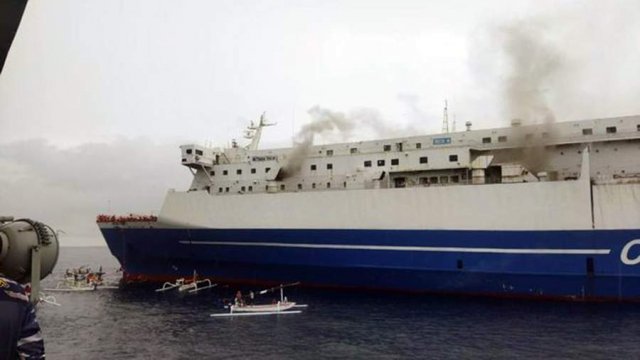 Возгорание лайнера с туристами произошло у береговой Бали