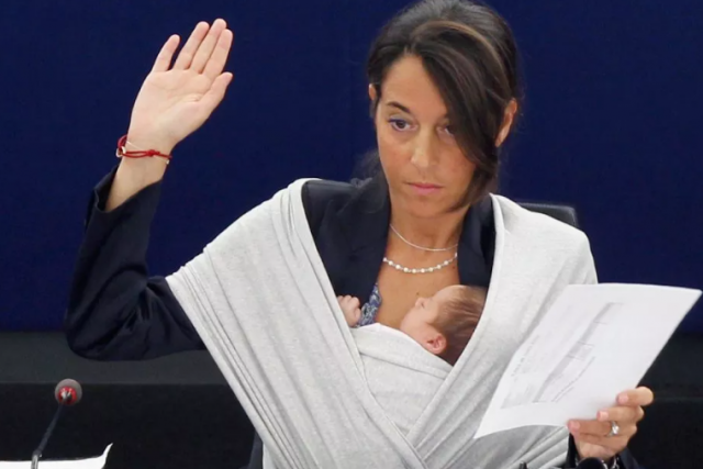 Женщинам-депутатам в Италии разрешено кормить младенцев в зале заседаний
