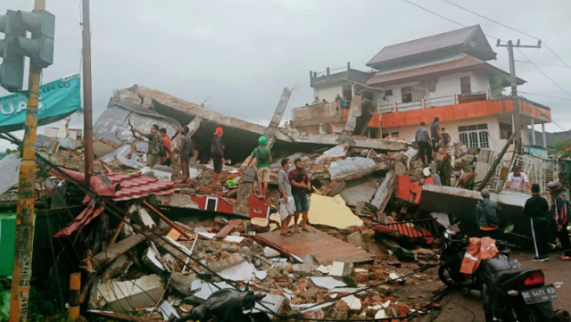 В Индонезии в результате землетрясения скончались более 40 человек