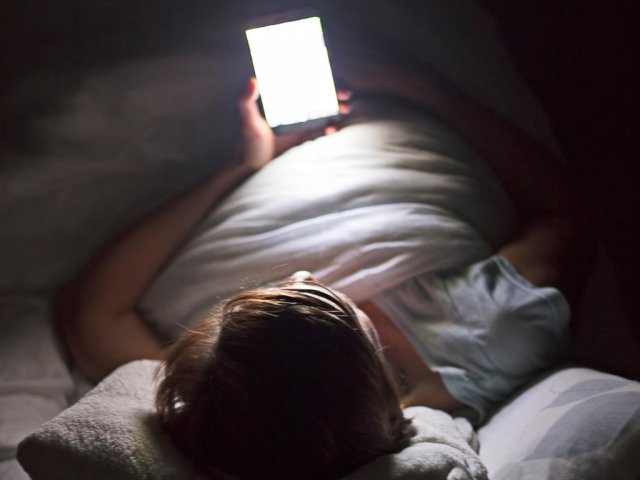 Врач объяснил, почему использование смартфона негативно влияет на сон