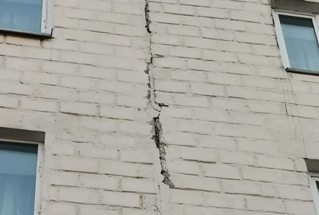 На Сахалине приостановлена работа школы из-за трещин в здании