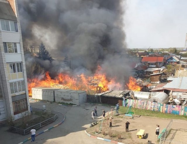 Женщина из Омска спасла из горящего дома троих детей