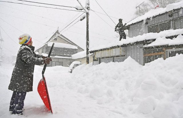 Сильный снегопад в Японии привёл к смерти человека