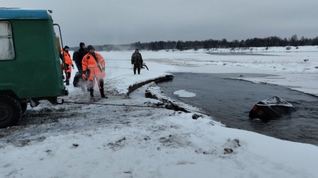 На Сахалине водитель автомобиля провалился пол лёд