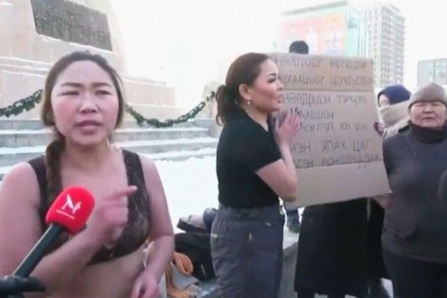 Женщины в Монголии вышли на мороз без одежды в знак протеста