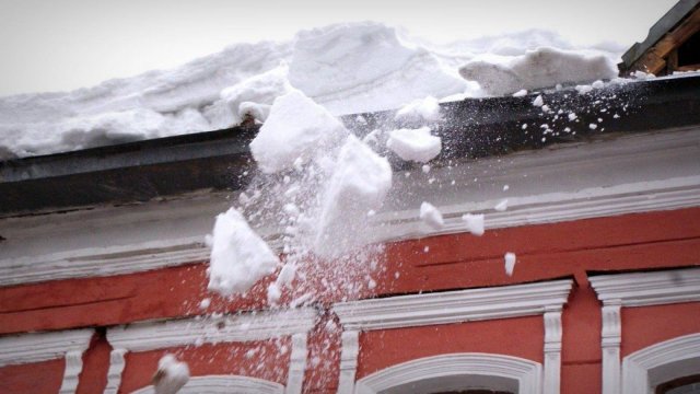 Из-за упавшего с крыши снега жительница Петербурга получила травму