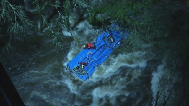 Из-за падения автобуса в реку в Италии скончались 6 человек