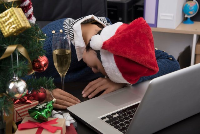 Психологи дали рекомендации людям которые вынуждены работать в новогодние праздники