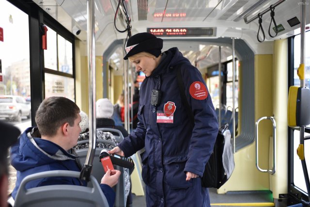 Пассажир в Москве сломал руку контролёру в транспорте
