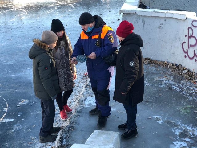 Жителям Астрахани напомнили об опасности выхода на лёд