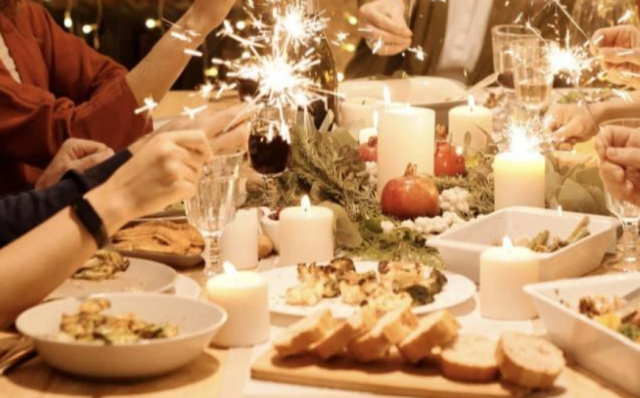Гастроэнтеролог рассказал о том, какие продукты лучше употреблять за новогодним столом