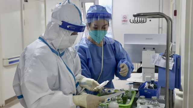 Больницы Пекина переполнены пациентами с коронавирусом в тяжёлом состоянии
