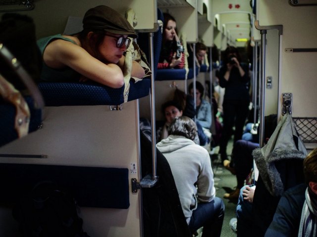 Пассажиры нижних полок в поездах будут платить штрафы за отказ пускать за стол пассажиров сверху