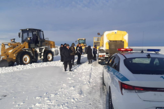 Спасатели в Казахстане в течение 3 дней работали над спасением людей на автомобилях и снежной бури