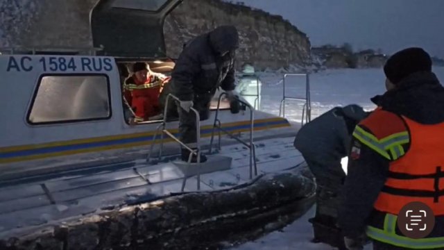 В Саратовской области откололась льдина с рыбаками