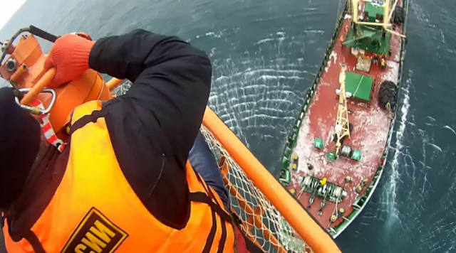 Рыбак, сломавший ногу в Охотском море, был эвакуирован вертолётом
