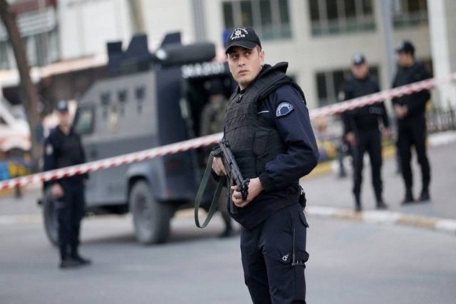 Один человек скончался в Стамбуле, в результате нападения на автомобиль