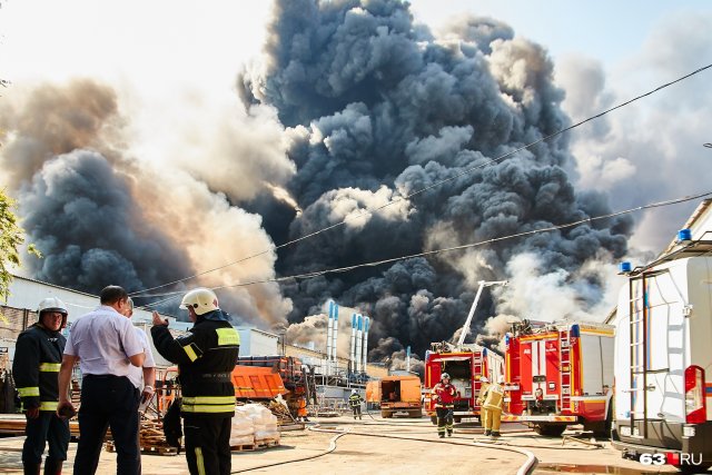 Работы по ликвидации пожара проводятся на рынке в Самарской области