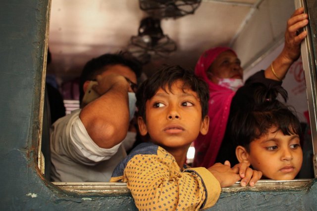 Ребёнок из Бангладеш попал в другую страну во время игры в прятки