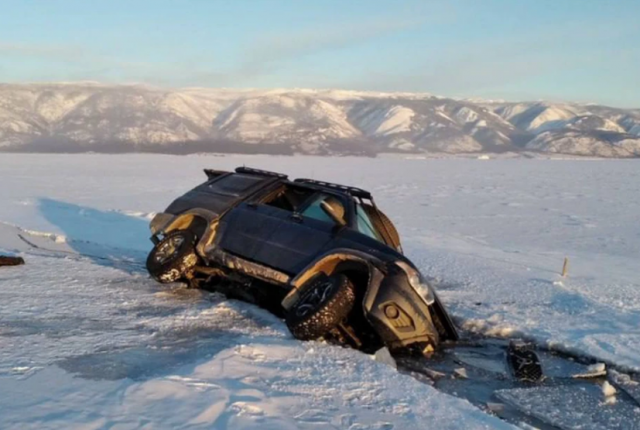 На Байкале под лёд провалились два автомобиля
