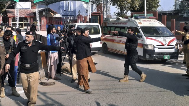 Более 100 человек пострадали в Пакистане в результате взрыва в мечети