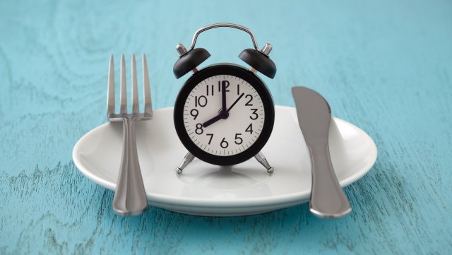 Учёные заявили, что интервальное голодание может провоцировать переедание