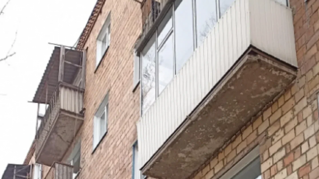 Житель Минусинска пытался выбросить ребёнка в окно