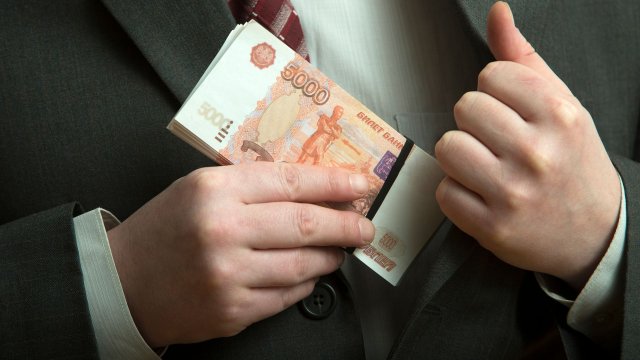 Студент в Екатеринбурге воровал деньги у бабушки девушки на подарки для неё