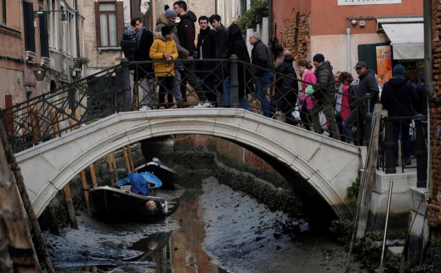 В Венеции значительно снизился уровень воды во многих каналах