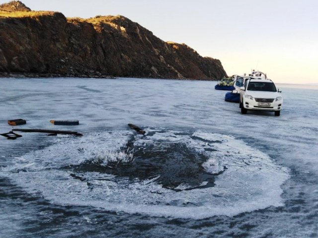 На Байкале автомобиль с людьми провалился под лёд