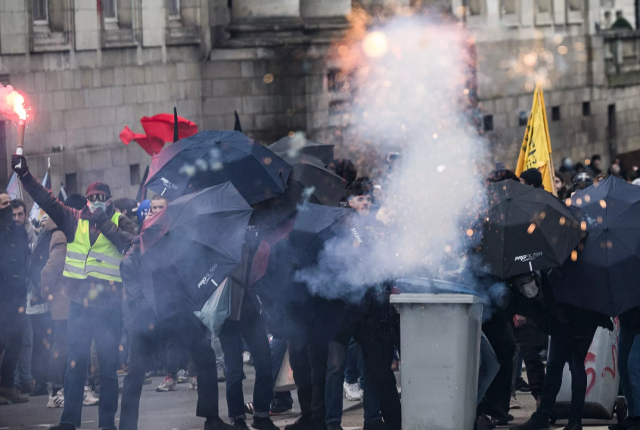 Массовые забастовки против пенсионной реформы проходят во Франции
