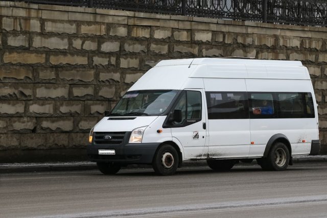 Пассажирка маршрутки выпала на проезжую часть в Волгограде