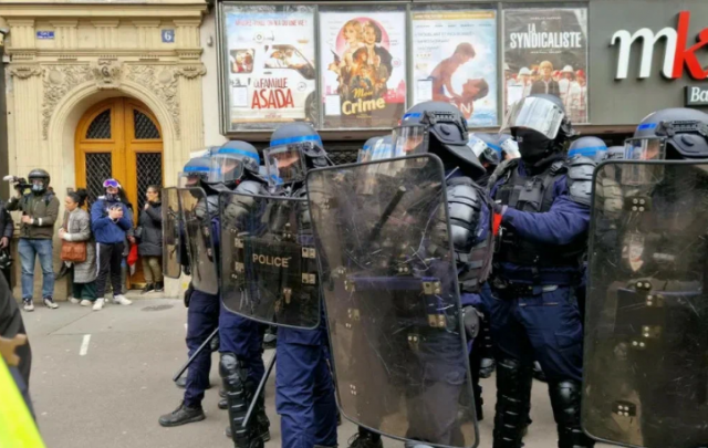 Силовикам в Париже пришлось применить слезоточивый газ во время протестов