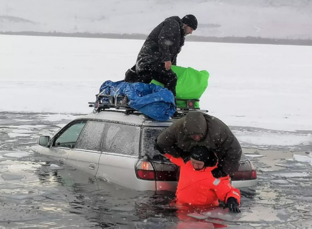 На Байкале несколько человек провалились под лёд на автомобиле