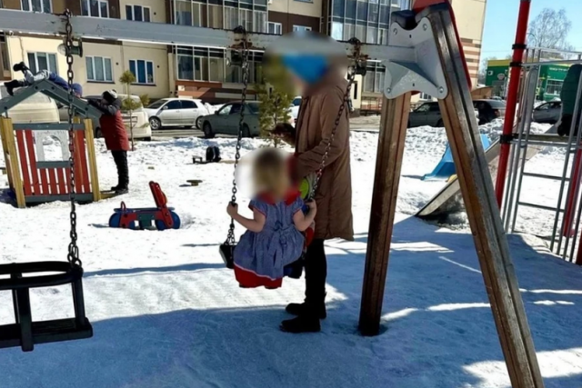 В Новосибирске двухлетнего ребенка забрали из семьи за прогулку без теплой одежды