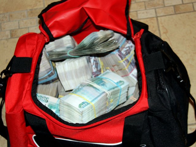 Сумку с крупной суммой денег украли у жителя Москвы