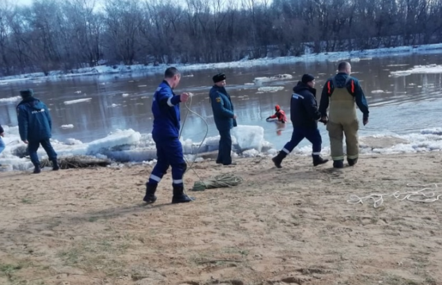 В Оренбурге подростков унесло на льдине в реке