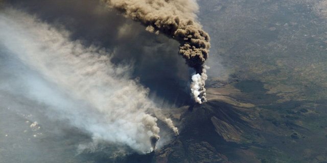 Извержение вулкана зафиксировано в Индонезии
