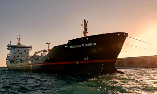 Датский нефтяной танкер, захваченный пиратами у берегов Африки