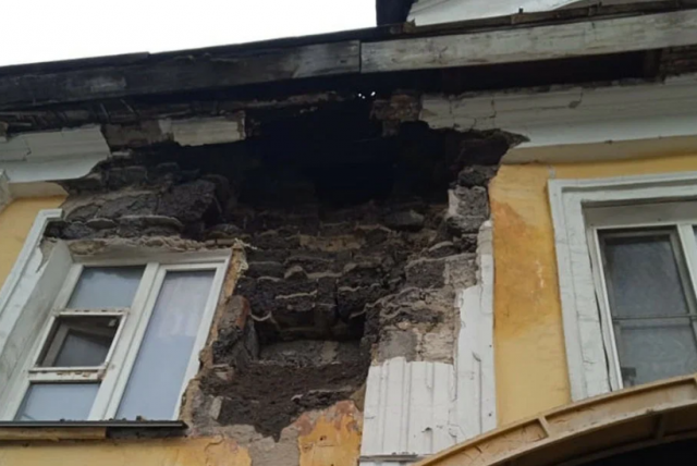 По факту обрушения части фасада жилого дома в Барнауле возбуждено уголовное дело