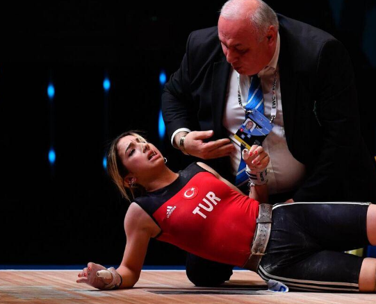 Спортсменка из Турции потеряла сознание на ЧЕ по тяжелой атлетике