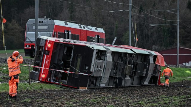 В Швейцарии из-за урагана с рейсов сошёл поезд
